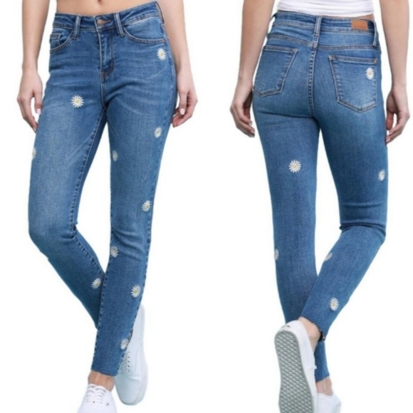 Full Bloom Daisy Judy Blue Jeans - Picture 2 of 3